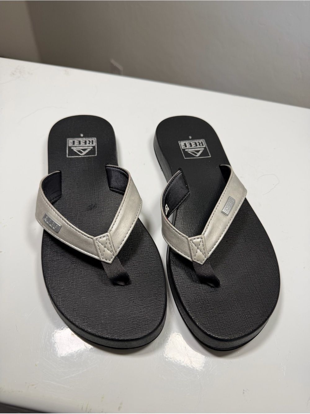 REEF Metallic Silver Black Cushion Flip Flop Sandals Size 6